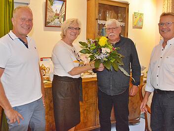 Horst Back wurde in den Ruhestand verabschiedet. Unser Bild zeigt von links: Thomas und Erika Tüchert, Horst Back und Berthold Tüchert. Foto: Hanns Friedrich