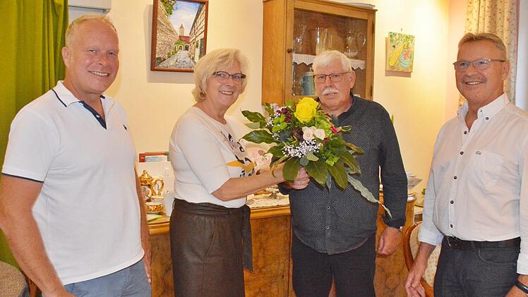 Horst Back wurde in den Ruhestand verabschiedet. Unser Bild zeigt von links: Thomas und Erika Tüchert, Horst Back und Berthold Tüchert. Foto: Hanns Friedrich