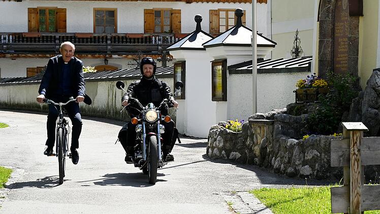 Vater und Sohn? Nein, angeblich teilen Pfarrer Sonnleitner (Johannes Herrschmann) und Arthur (Timur Bartels) nur ein Prozent DNA miteinander.