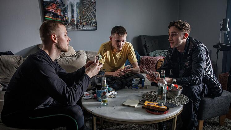 Von ihnen wissen zun&auml;chst nur die Zuschauer: Die Br&uuml;der Adam (Ludvig Deltin, links) und Gordon (Lukas Wetterberg, Mitte) und ihr Komplize Mino (Josef Kersh) scheinen hinter dem Raubmord zu stecken.