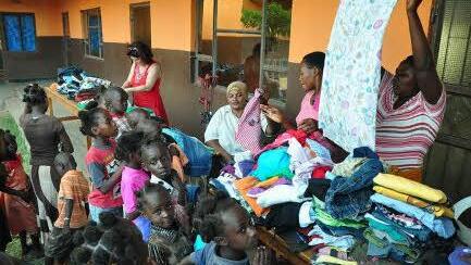 Kinder bei der Verteilung von Kleiderspenden aus Franken Foto: Thomas Kovacic
