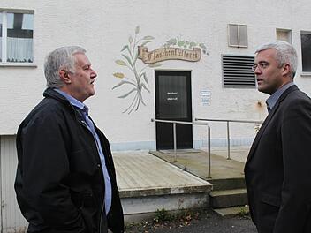 Die Jahns-Bräu-Brache soll ein Leuchtturmprojekt in der Rennsteig-Region werden. Das Bild zeigt Wolfgang Feuerpfeil und Timo Ehrhardt bei einem Rundgang. Foto: Veronika Schadeck