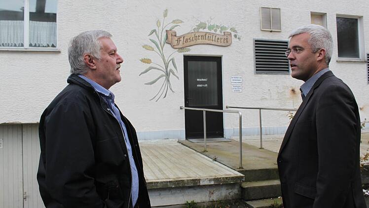 Die Jahns-Bräu-Brache soll ein Leuchtturmprojekt in der Rennsteig-Region werden. Das Bild zeigt Wolfgang Feuerpfeil und Timo Ehrhardt bei einem Rundgang. Foto: Veronika Schadeck