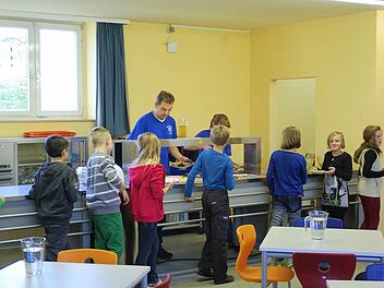 Essenausgabe in der Mensa: An Schülern mangelt es der Johannes-Petri-Schule nicht. Doch das Gebäude bedarf einer umfassenden Sanierung.  Foto: Winfried Ehling