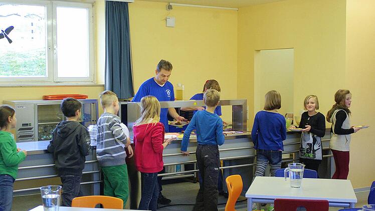 Essenausgabe in der Mensa: An Schülern mangelt es der Johannes-Petri-Schule nicht. Doch das Gebäude bedarf einer umfassenden Sanierung.  Foto: Winfried Ehling