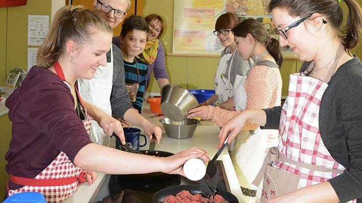 In der Mittelschule Mainleus wird schon fleißig experimentiert: Annalena Schulz, Patric Schneider, Artur Bär, Lehrerin Silvia Greim, Milena Keil, Nadine Berner und Lea Bär probieren verschiedene Gerichte aus.