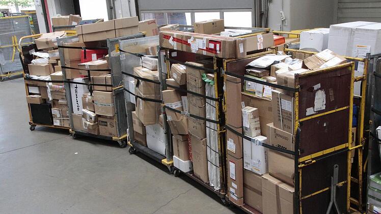 Pakete wohin man schaut  Foto: Josef Hofbauer