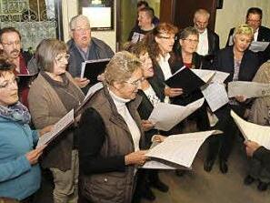 Der Kirchenchor gibt eine Kostprobe seines Könnens.  Foto: Franz Galster