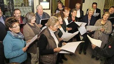 Der Kirchenchor gibt eine Kostprobe seines Könnens.  Foto: Franz Galster