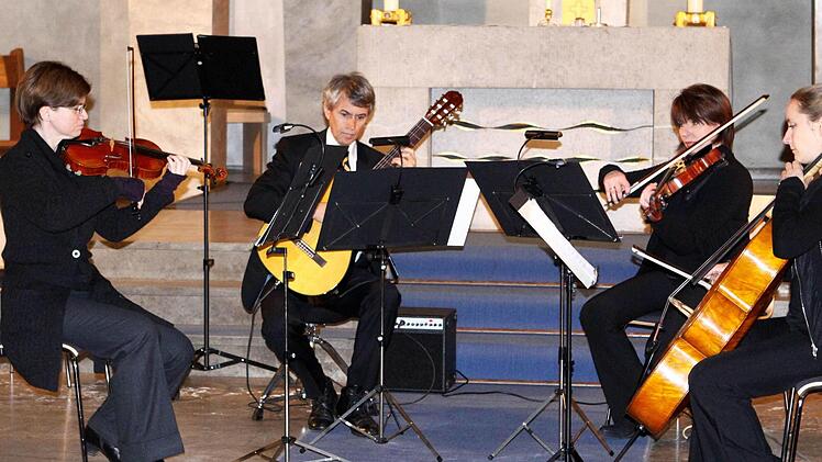 Als Quartett führten Siegbert Remberger und die Streicherinnen Antonio Vivaldis Konzert für Gitarre und Streicher in d-Dur auf.Foto; Thomas Dill