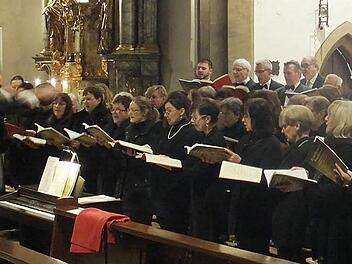 Ronald Scheuer (l.) hat den Chor 1994 gegründet und dirigiert ihn seitdem auch. Foto: Manfred Welker