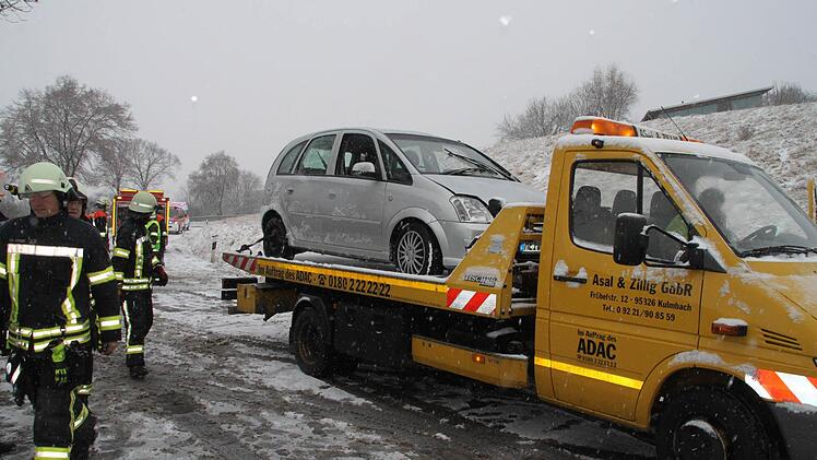 Auf schneeglatter Fahrbahn kam der Opel Meriva zwischen Kulmbach und Melkendorf von der Straße ab und landete im Graben. Foto: Stephan Tiroch