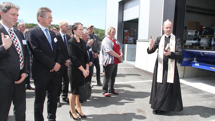 Pater Gottfried Hofer weihte die neue Lagerhalle der Delfingen Group ein, auch der evangelische Pfarrer Matthias Rückert spendete seinen Segen. Foto: Sonny Adam