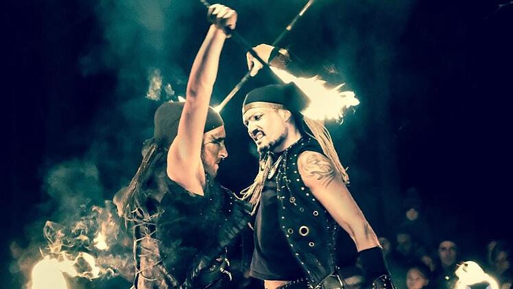 Jago & L-Ion kamen erneut bei den Zuschauern von "Bamberg zaubert" an. Sie gewannen in der Kategorie "Licht- und Feuershows, Walkacts und Akrobatik" den FT-Publikumspreis.  Foto: PR