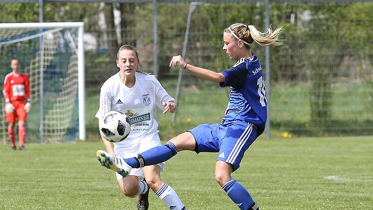 Julia Reinhardt von der SpVgg Stegaurach nimmt vor der heraneilenden Schwabthalerin Jessica Keil den Ball an.  Foto: sportpress