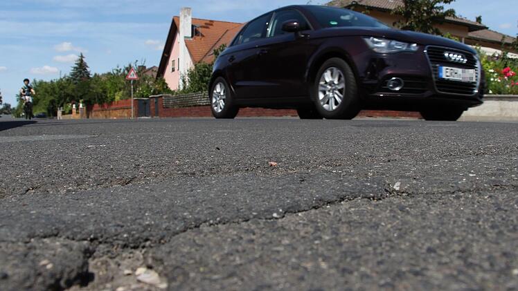 Ein geflicktes Schlagloch nervt die Anwohner im Bereich der  Albrecht-Dürer-Straße in Höchstadt Foto: Christian Bauriedel