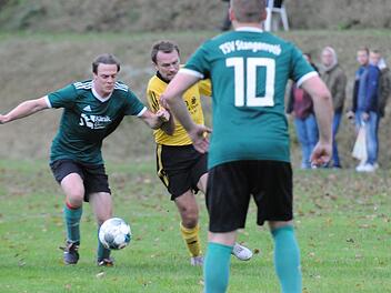 Auf Verst&auml;rkung durch den Teamkollegen Enrico Rauch (vorne) darf Stangenroths Thomas K&ouml;th (links) hoffen in seinem Duell mit  Rafael Brand von der SG Thulba II/Frankenbrunn. Foto: ssp