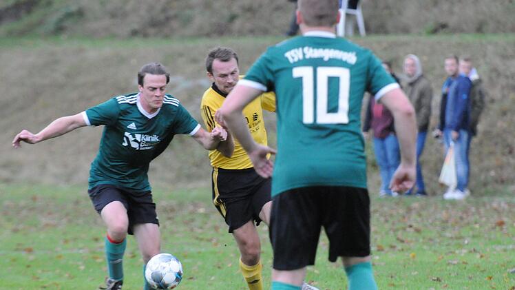 Auf Verst&auml;rkung durch den Teamkollegen Enrico Rauch (vorne) darf Stangenroths Thomas K&ouml;th (links) hoffen in seinem Duell mit  Rafael Brand von der SG Thulba II/Frankenbrunn. Foto: ssp