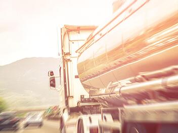 Beim &Uuml;berholen eines Sattelzuges hat ein Sch&uuml;ler in Mittelfranken ein anderes Auto &uuml;bersehen und einen Unfall verursacht. Beamte der Bereitschaftspolizei konnten Schlimmeres verhindern. Symbolfoto: oneinchpunch/Adobe Stock