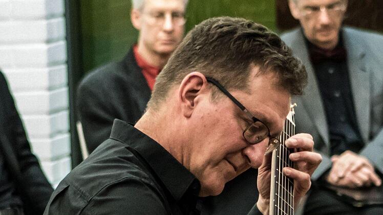 Viel Beifall erhielt das neu gegründete Vokalensemble Klangwerk Coburg bei seinem Debüt-Konzert. mit dabei war auch der Gitarrist Thomas Schaller.Foto: Jochen Berger