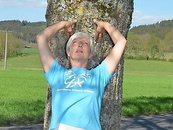 Mit dieser "Bogenhaltung" liegt der Fokus der Meditation auf der kraftvollen Weite des Herzraums in unserem Körper, betont Birgit Schmitt.  Foto: Karl-Heinz Hofmann
