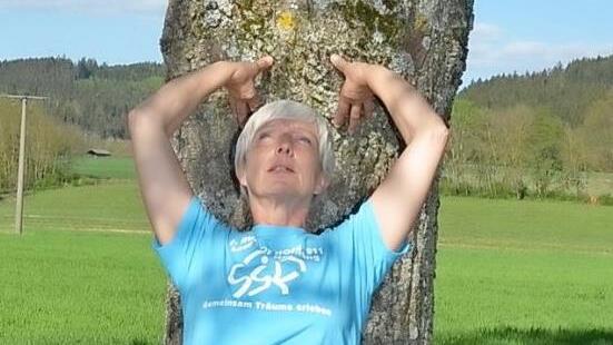 Mit dieser "Bogenhaltung" liegt der Fokus der Meditation auf der kraftvollen Weite des Herzraums in unserem Körper, betont Birgit Schmitt.  Foto: Karl-Heinz Hofmann