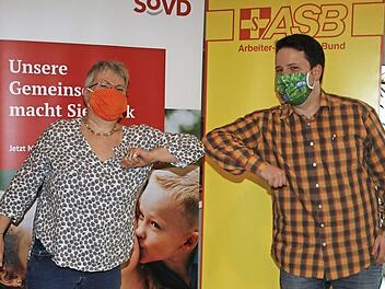 Per "Corona-Handschlag" besiegelten Barbara Hölzel (SoVD) und Andreas Bär (ASB) ihre Zusammenarbeit, um das soziale Portfolio des Quartiersmanagements zu erweitern.  Foto: Martin Rebhan
