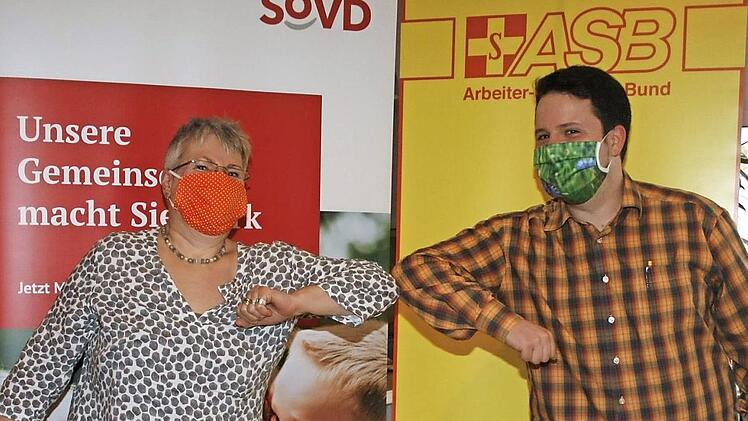 Per "Corona-Handschlag" besiegelten Barbara Hölzel (SoVD) und Andreas Bär (ASB) ihre Zusammenarbeit, um das soziale Portfolio des Quartiersmanagements zu erweitern.  Foto: Martin Rebhan