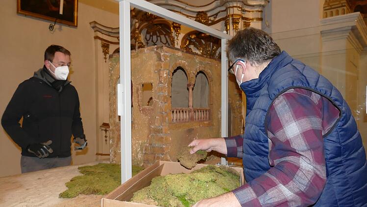Michael Lotter (links) und Martin Schröder beim Krippenaufbau in der St. Martins-Kirche.  Foto: Marion Krüger-Hundrup