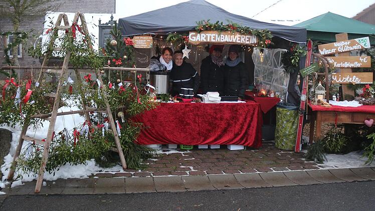 Einige Vereine und Organisatoren beteiligten sich mit ihren Ständen am Weihnachtsmarkt. Unser Bild zeigt den des Gartenbauvereins.