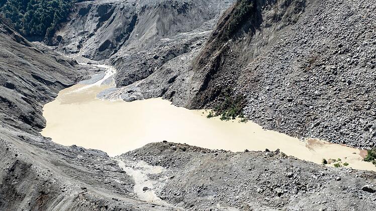 Sturzflut an Grenze zwischen China und Nepal