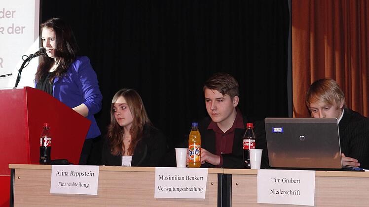 Auf dem Podium (von links): die Vorsitzende Mandy Artzt, Finanzchefin Alina Rippstein, Verwaltungsvorstand Maximilian Benkert und Protokollführer Tim Grubert.