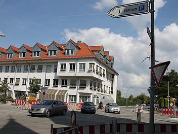 An der Kreuzung Zweibrückenstraße/Birkenfelder Straße rollt seit Mittwoch wieder der Verkehr. Allerdings bleibt die Kreuzung in Richtung Klosterstraße und Eisenbahnstraße gesperrt. Fotos: Roepert