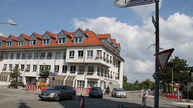 An der Kreuzung Zweibrückenstraße/Birkenfelder Straße rollt seit Mittwoch wieder der Verkehr. Allerdings bleibt die Kreuzung in Richtung Klosterstraße und Eisenbahnstraße gesperrt. Fotos: Roepert