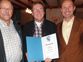 Oberweißenbrunns Edgar Enders (Mitte) erhielt den Ehrenbrief des Skiverbandes. Ihn gratulieren Winfried Pöpperl (Vorsitzender des Skiverbandes Unterfranken) und Ewald Simon (1. Vorsitzender des WSV). Foto: Marion Eckert