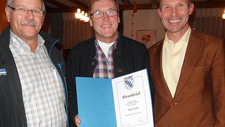 Oberweißenbrunns Edgar Enders (Mitte) erhielt den Ehrenbrief des Skiverbandes. Ihn gratulieren Winfried Pöpperl (Vorsitzender des Skiverbandes Unterfranken) und Ewald Simon (1. Vorsitzender des WSV). Foto: Marion Eckert