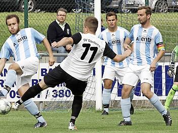 Der Rattelsdorfer Sebastian Derra (links) wehrt den Schuss des Dörfleinsers Bernd Heichel ab. Janik Welzer und Tommy Grünert von der SpVgg müsen nicht mehr eingreifen.  Foto: sportpress