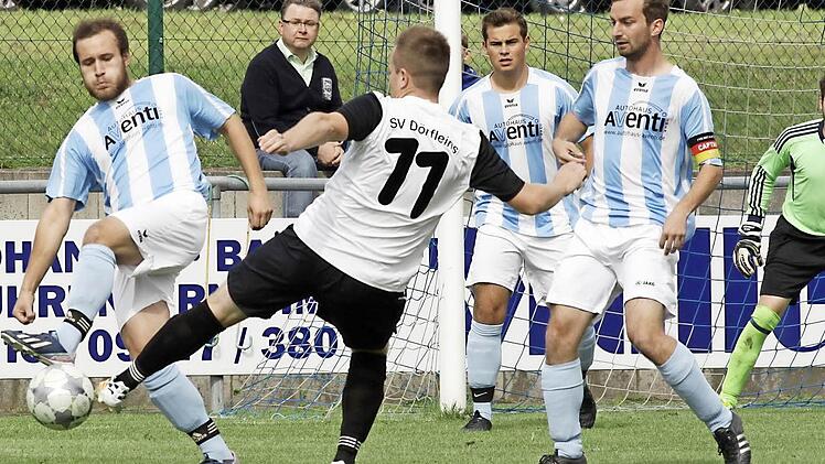 Der Rattelsdorfer Sebastian Derra (links) wehrt den Schuss des Dörfleinsers Bernd Heichel ab. Janik Welzer und Tommy Grünert von der SpVgg müsen nicht mehr eingreifen.  Foto: sportpress