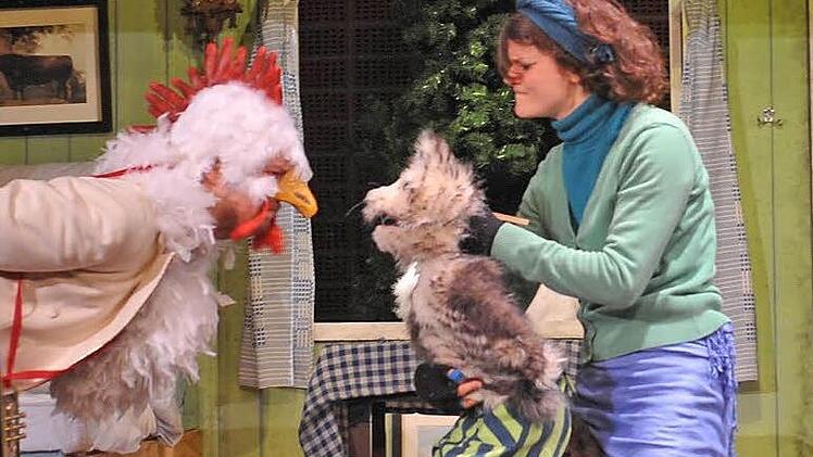 Findus und Caruso geraten sich in die Haare und die Federn.  Fotos: AndreaKremper