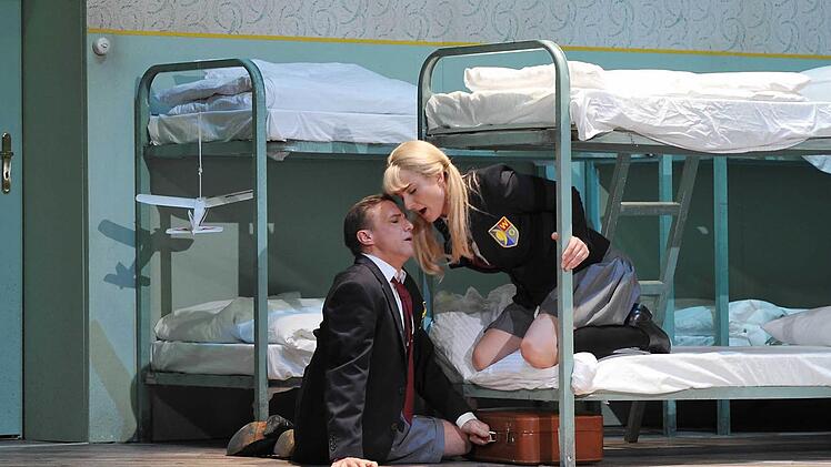 Mozarts "Entführung aus dem Serail als Neuinszenierung am Landestheater Coburg. Anna Gütter und Dirkmester als Blonde und PedrilloFoto: Andrea Kremper