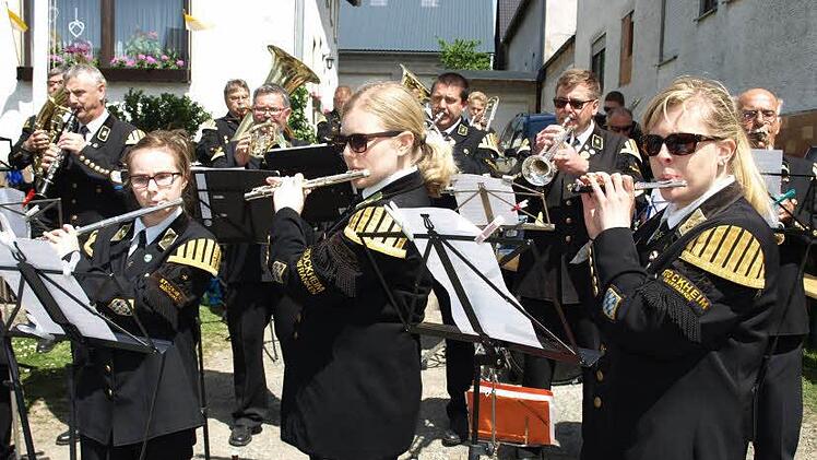 Immer wieder toll: die Uniformen der Bergmannskapelle Stockheim. Foto: Susanne Deuerling