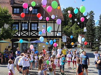 Der bunte Höhepunkt der Kids-Kerwa: Die Kinder lassen ihre Luftballons steigen. Foto: Franz Galster