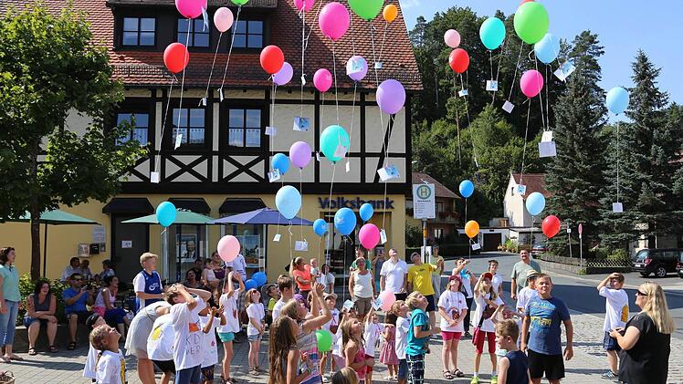 Der bunte Höhepunkt der Kids-Kerwa: Die Kinder lassen ihre Luftballons steigen. Foto: Franz Galster