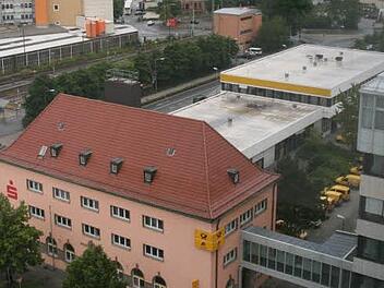 Das ehemalige, zweigeschossige Postverteilzentrum (rechts im Hintergrund) wird neuer BRK-Verwaltungssitz. Der eingeschossige Bau zum Posthauptgebäude (im Vordergrund) bleibt vorerst an die Post vermietet.
