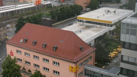 Das ehemalige, zweigeschossige Postverteilzentrum (rechts im Hintergrund) wird neuer BRK-Verwaltungssitz. Der eingeschossige Bau zum Posthauptgebäude (im Vordergrund) bleibt vorerst an die Post vermietet.