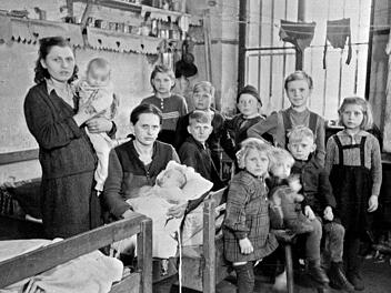 Blick ins Bamberger Flüchtlingslager Bärenbräu (Jakobsberg 20): Hier lebten Familien in der Nachkriegszeit unter einfachsten Bedingungen. Waschmöglichkeiten gab es kaum, Toilettenanlagen fehlten gänzlich.  Foto: Stadtarchiv/Max Gardill (1946/47)