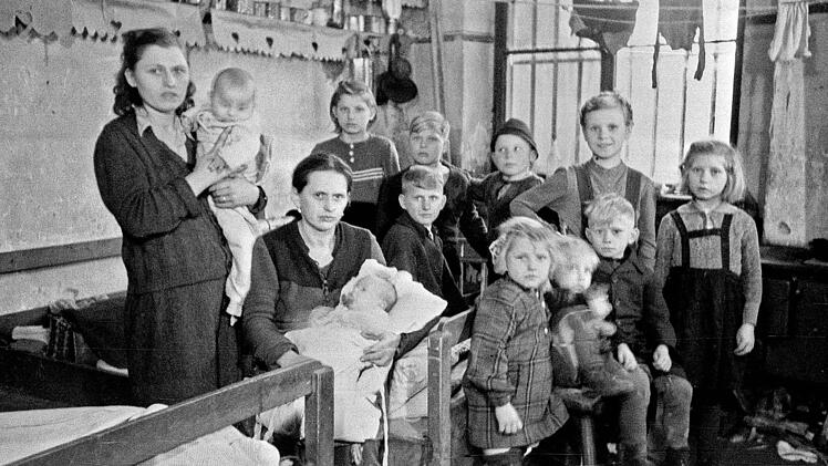 Blick ins Bamberger Flüchtlingslager Bärenbräu (Jakobsberg 20): Hier lebten Familien in der Nachkriegszeit unter einfachsten Bedingungen. Waschmöglichkeiten gab es kaum, Toilettenanlagen fehlten gänzlich.  Foto: Stadtarchiv/Max Gardill (1946/47)