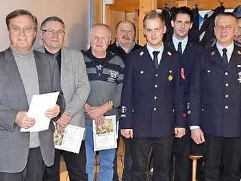 Die Neuwahl der Kommandanten, Ernennung von Ehrenmitgliedern und langjährige Vereinsehrungen standen im Vordergrund des Jahrestreffens der Feuerwehr Wartenfels. Im Bild (von links) Ehrenkreisbrandinspektor Franz Gareis, scheidender Kommandant Rudolf Geyer, Helmut Baier, Waldemar Will, Werner Rubsch, Gustav Tempel, Erster Kommandant Daniel Geyer, Zweiter Kommandant Christian Ziegler, Vorsitzender Frank Kremer, Kreisbrandmeister Alexander Reinsch, Kreisbrandinspektor Horst Tempel und Pressecks ...