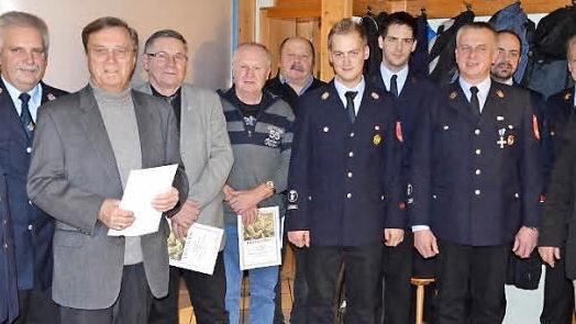 Die Neuwahl der Kommandanten, Ernennung von Ehrenmitgliedern und langjährige Vereinsehrungen standen im Vordergrund des Jahrestreffens der Feuerwehr Wartenfels. Im Bild (von links) Ehrenkreisbrandinspektor Franz Gareis, scheidender Kommandant Rudolf Geyer, Helmut Baier, Waldemar Will, Werner Rubsch, Gustav Tempel, Erster Kommandant Daniel Geyer, Zweiter Kommandant Christian Ziegler, Vorsitzender Frank Kremer, Kreisbrandmeister Alexander Reinsch, Kreisbrandinspektor Horst Tempel und Pressecks ...