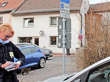Langzeitparker hinter der Sparkasse bekommen von Christa Lehmann eine Verwarnung. Foto: Johanna Blum